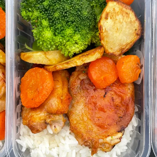 Sobrecoxa assada com batata e cenoura
